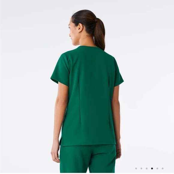 FIGS Casma Three Pocket Scrub Top in Hunter Green - Picture 2 of 7